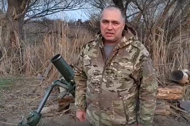 Игорь Мамонтов поздравил жительниц Хакасии стихами и минометным выстрелом